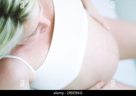 Vue d'une jeune femme enceinte aux cheveux blonds depuis le dessus Banque D'Images