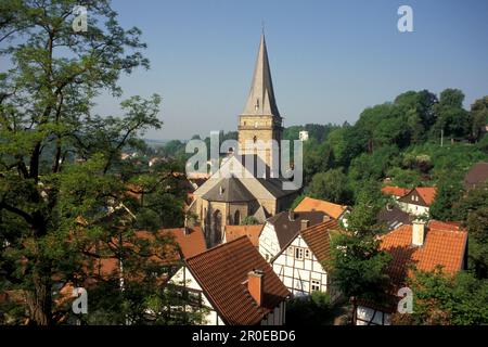 Maisons à colombages et église au soleil, Warburg, Rhénanie-du-Nord-Westphalie, Allemagne Banque D'Images