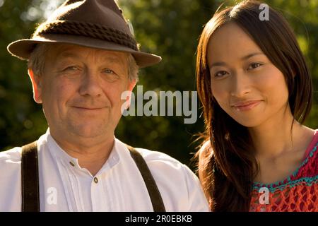 Jeune asiatique et bavarois plus âgé, Munich, Bavière Banque D'Images