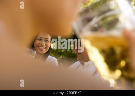 Trois personnes gaies avec des steins de bière dans le jardin de bière, Munich, Bavière Banque D'Images