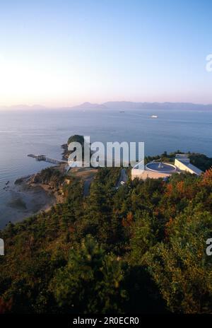 Bâtiment sur la côte d'une île, Maison Benessse, Musée d'art contemporain, Naoshima, Japon Banque D'Images