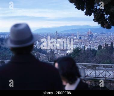 Personnes regardant la vue, Florence, Toscane, Italie Banque D'Images