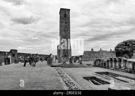 Touristes en face de la cathédrale en ruines, la cathédrale St Andrews, monochrome, St Andrews, Fife, Écosse, Royaume-Uni Banque D'Images