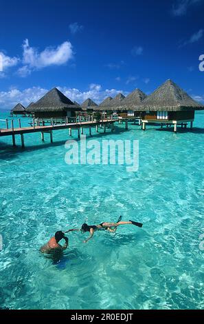 Wasserbungalows, Hotel Moana Beach , Matira point, Bora-Bora Franzoesisch Polynésien Banque D'Images