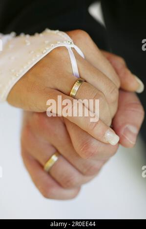 Mains avec anneaux de mariage, mains avec anneaux de mariage, gros plan des mains avec anneaux de mariage, mode de vie de mariage Banque D'Images