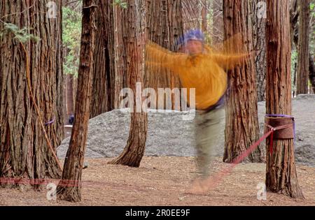 Funambulation au Camp 4, Yosemite Valley, Californie, États-Unis Banque D'Images