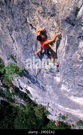 Homme grimpant sur Mia Rabbia, alpinisme, Monte CIMO, Trentin, Italie Banque D'Images