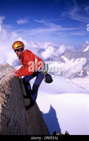 Homme escalade à l'aiguille du midi, Alpes, France Banque D'Images