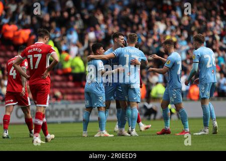 Middlesbrough, Royaume-Uni. 8th mai 2023.Gustavo Hamer de Coventry City célèbre avec ses coéquipiers après avoir marqué leur premier but lors du match de championnat Sky Bet entre Middlesbrough et Coventry City au stade Riverside, à Middlesbrough, le lundi 8th mai 2023. (Photo : Mark Fletcher | ACTUALITÉS MI) Credit: MI News & Sport /Alamy Live News Banque D'Images