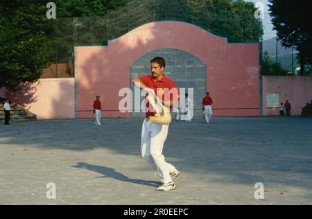 Hommes ayant une partie de pelota, Cambo-les-bains, pays Basque, France Banque D'Images