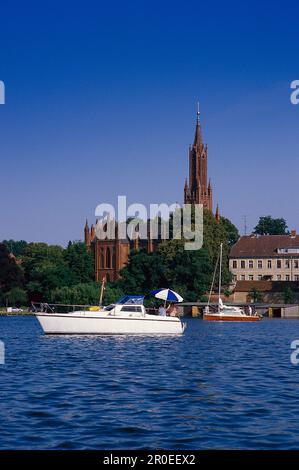 Bateau à moteur sur Fleesensee, Malchow, Mecklembourg Lake District, Mecklembourg-Poméranie occidentale, Allemagne Banque D'Images