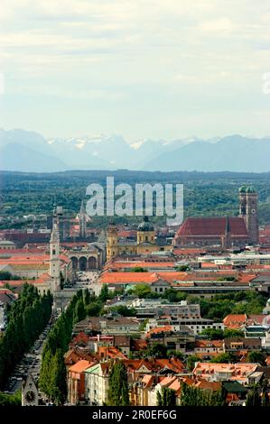 Horizon de Munich avec les Alpes en arrière-plan, Munich, Bavière, Allemagne Banque D'Images