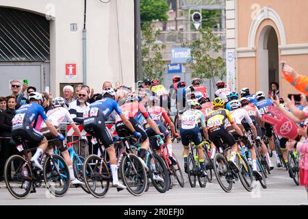 Termoli, Italie. 08th mai 2023. Vue générale du groupe passant près de la gare de Termoli pendant le 106th Giro d'Italia 2023 - phase 3 de Vasto à Melfi. Crédit : SOPA Images Limited/Alamy Live News Banque D'Images