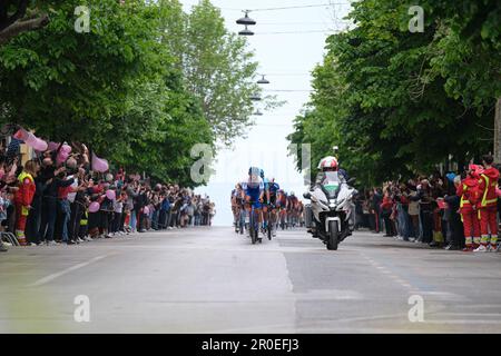 Termoli, Italie. 08th mai 2023. Campbell Stewart de la Nouvelle-Zélande et l'équipe Jayco Alula dirige le peloton pendant le 106th Giro d'Italia 2023 - étape 3 de Vasto à Melfi. Crédit : SOPA Images Limited/Alamy Live News Banque D'Images