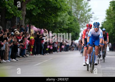 Termoli, Italie. 08th mai 2023. Campbell Stewart de la Nouvelle-Zélande et l'équipe Jayco Alula dirige le peloton pendant le 106th Giro d'Italia 2023 - étape 3 de Vasto à Melfi. Crédit : SOPA Images Limited/Alamy Live News Banque D'Images