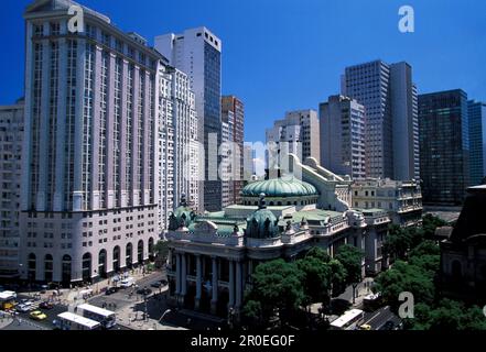 Vue sur le théâtre Teatro Municipal à côté d'un bâtiment de grande hauteur, Rio de Janeiro, Brésil, Amérique du Sud, Amérique Banque D'Images