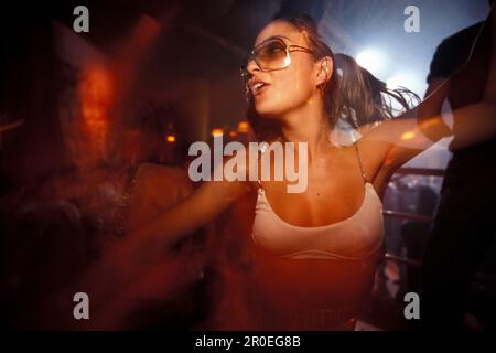 Femme dansant au Byblos Nightclub, Riccione, province de Rimini, Italie, Europe Banque D'Images