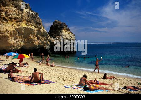 Les gens sur la plage au soleil, Porio do Camilo, Lagos, Algarve, Portugal, Europe Banque D'Images