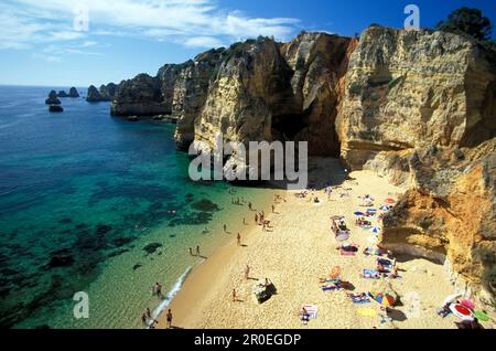 Vue panoramique sur la plage et la côte rocheuse, Porio do Camilo, Lagos, Algarve, Portugal, Europe Banque D'Images