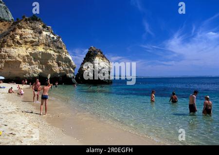 Les gens sur la plage, Porio do Camilo, Lagos, Algarve, Portugal, Europe Banque D'Images