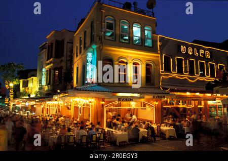 Restaurants de poissons dans la soirée, Kumkapi, Istanbul, Turquie Banque D'Images