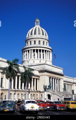 Les anciennes Taxies devant Capitolio Nacional, la Havane Cuba, les Caraïbes Banque D'Images