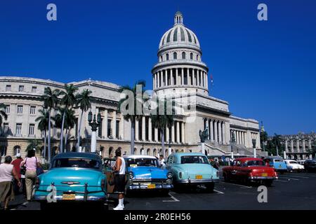 Les anciennes Taxies devant Capitolio Nacional, la Havane Cuba, les Caraïbes Banque D'Images