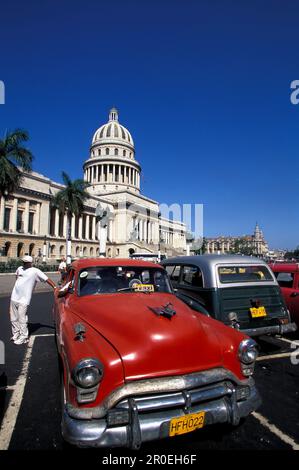 Vieux taxis devant Capitolio Nacional à la vieille ville, la Havane, Cuba, les Caraïbes, l'Amérique Banque D'Images