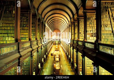 Vue intérieure de la bibliothèque du Trinity College, Dublin, Irlande, Europe Banque D'Images