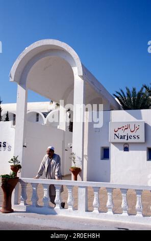 Personne en face de l'hôtel Dar Djerba, Djerba, Tunesia, Afrique Banque D'Images