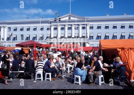 Personnes à la place du marché Kauppatori, Helsinki, Finlande, Europe Banque D'Images