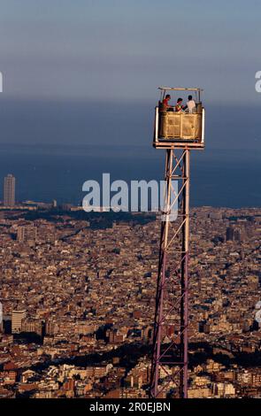 Vue panoramique de Barcelone, vue vers Barcelone, vue sur l'Observatori Fabri, grande roue dans le parc d'attractions Tibidabo, Barcelone, Catalogne, Spa Banque D'Images