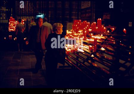 Vieille femme bougies Barcelone, allumer une bougie, la cathédrale de la Seu dans la vieille ville de Barcelone, Catalogne, Espagne Banque D'Images
