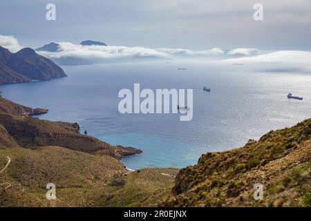 Vue sur la mer Méditerranée, Cala Salitrona, la côte de Carthagène. Murcie. Espagne. Banque D'Images