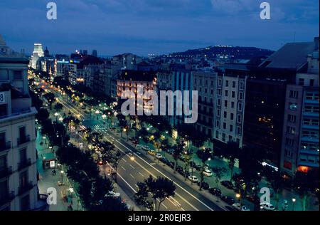 Vue aérienne de nuit de rue, Passeig de Gracia, Barcelone Catalogne, Espagne Banque D'Images
