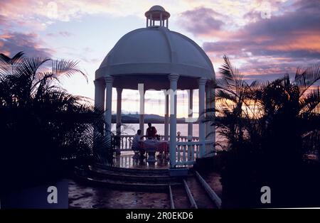 Dîner dans un pavillon dans la lumière du soir à la Puntilla de Piergiorgio Palace, restaurant italien, Sosua, République dominicaine, Caraïbes Banque D'Images