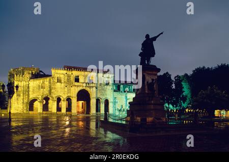 Statue de Columbus et Casa de Borgella dans la lumière du soir, Plaza Colon la nuit, Saint-Domingue, République dominicaine, Caraïbes Banque D'Images