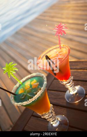 Cocktails colorés à la piscine de l'hôtel Restaurant le Rayon Vert, Deshaies, Basse-Terre, Guadeloupe, Mer des Caraïbes, Amérique Banque D'Images