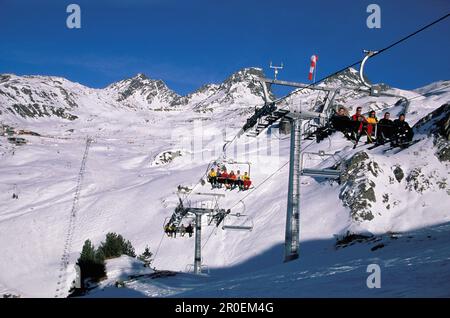Skiers in chair lift, Ischgl, Tyrol, Austria Banque D'Images