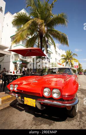 Voiture d'époque à Ocean Drive, South Beach, Miami, Floride, États-Unis, Amérique Banque D'Images