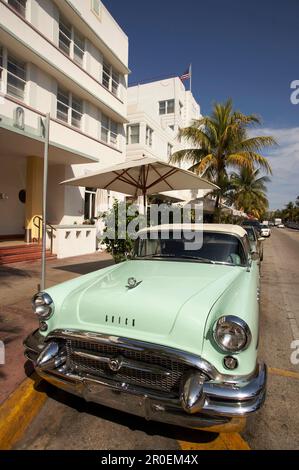 Voiture d'époque à Ocean Drive, South Beach, Miami, Floride, États-Unis, Amérique Banque D'Images