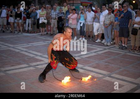 Artiste de feu aux célébrations du coucher du soleil du quotidien, Mallory Square, Key West Florida, États-Unis Banque D'Images