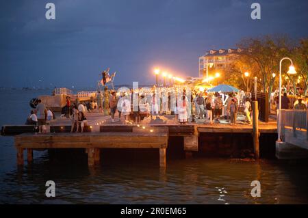 Pier rempli de spectateurs au coucher du soleil quotidien ce, Mallory Square, Key West, Florida Keys, Floride, ÉTATS-UNIS Banque D'Images