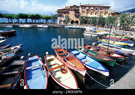 Hafen, Albergo Gardesana, Torri del Benaco, Gardasee Trentino, Italien Banque D'Images