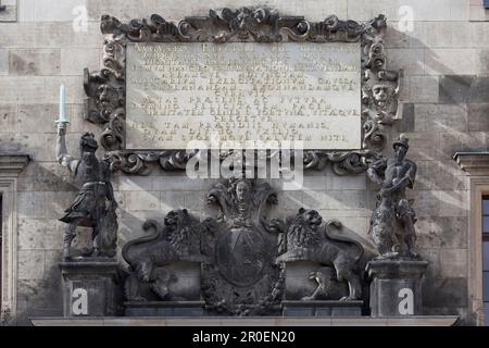 Georgendor, Georgenbau, détail, plaque des armoiries avec inscription latine, duc chrétien de Saxe, Dresde, Saxe, Allemagne Banque D'Images