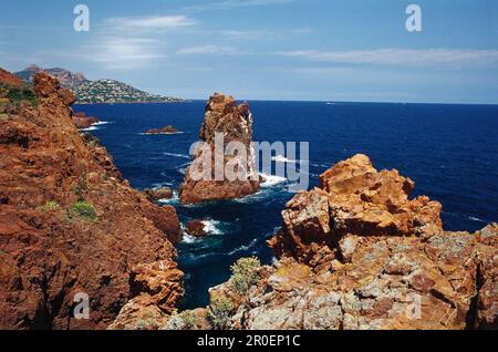 Côte rocheuse au soleil, Cap du Dramont, Comiche de l’Esterel, Côte d’Azur, Provence, France, Europe Banque D'Images