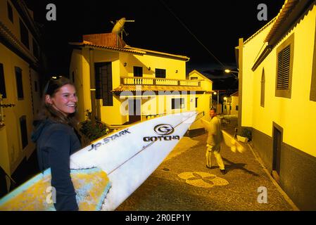 Surfeurs avec planches de surf, Jardim do Mar, Madère, Portugal Banque D'Images