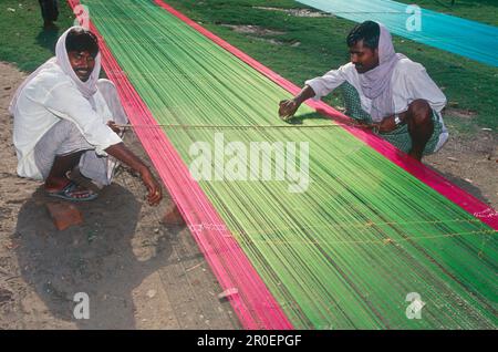 Préparations pour le tissage de la soie , Varanasi, Benares Uttar Pradesh, Inde Banque D'Images