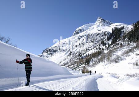 Femme ski de fond, en tourbillon près de Galtuer, Tyrol, Autriche Banque D'Images