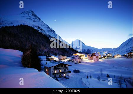 Vue sur le village de montagne couvert de neige au crépuscule, Galtur, Tyrol, Autriche Banque D'Images